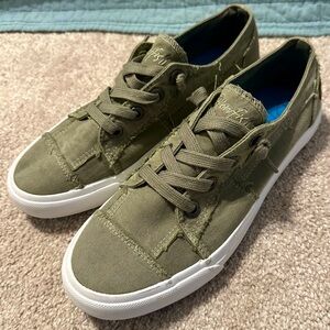 NWOT Blowfish Malibu Maxine Slip-on sneakers